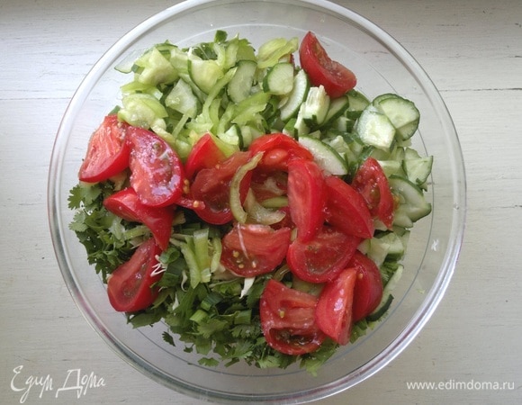 Нарезанные овощи и зелень сложить в миску, немного посолить и перемешать.