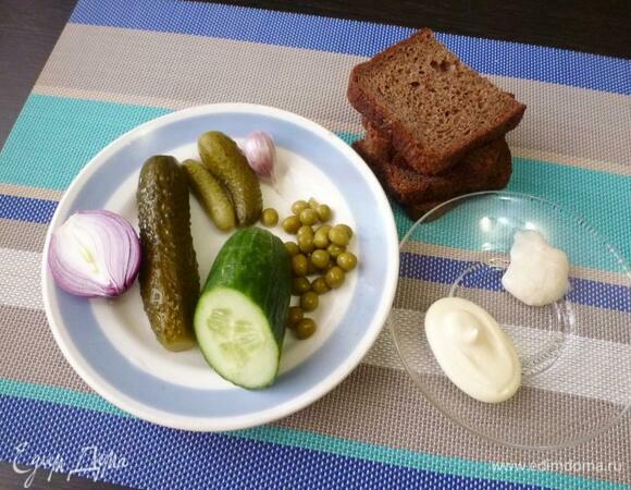 Подготовить нужные продукты для бутербродов. В ингредиентах я указала, что каждого вида огурцов нужно по 0,5 шт. — это если огурцы одинаковые и среднего размера.