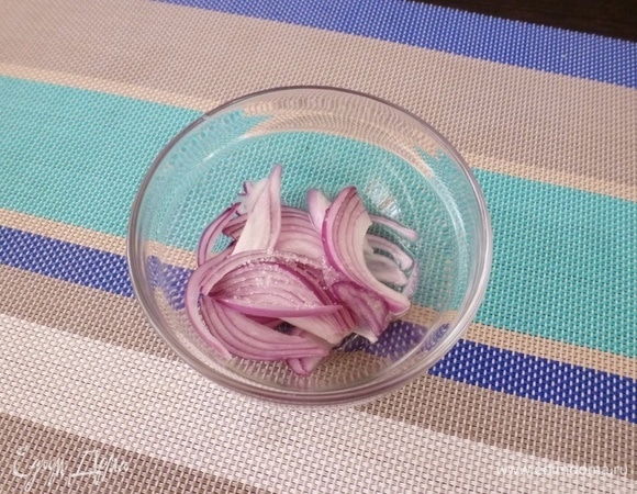 Лук нарезать перьями, добавить сахар, влить слабый уксус (4–5%). Можно взять сок лимона. Перемешать и оставить мариноваться, пока не понадобится.