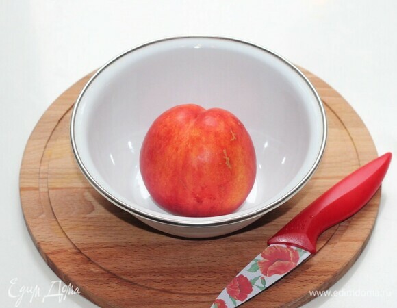 Опустить персик (крупный) в кипящую воду и бланшировать.