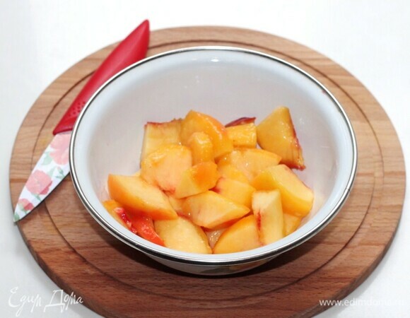 Достаем персик из воды и даем время остыть. Разрезаем на четыре части, очищаем и удаляем косточку. Затем разрезаем на небольшие дольки.