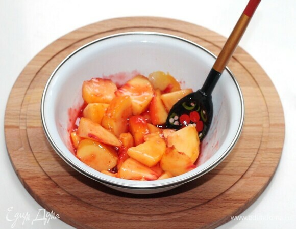 Добавляем к персику ликер (если готовите для детей — протертое варенье), перемешиваем и даем время (минут 10) настояться.