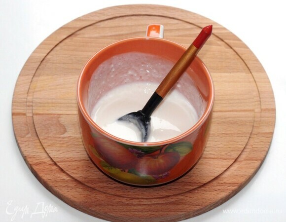 Взбиваем йогурт с сахарной пудрой. Можно добавить щепотку ванилина.