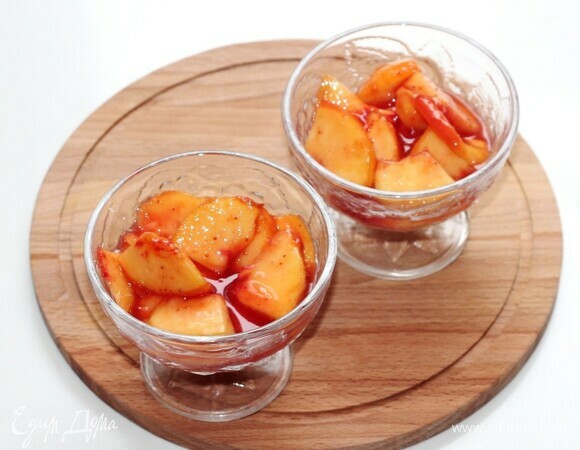 Раскладываем дольки персика по креманкам.