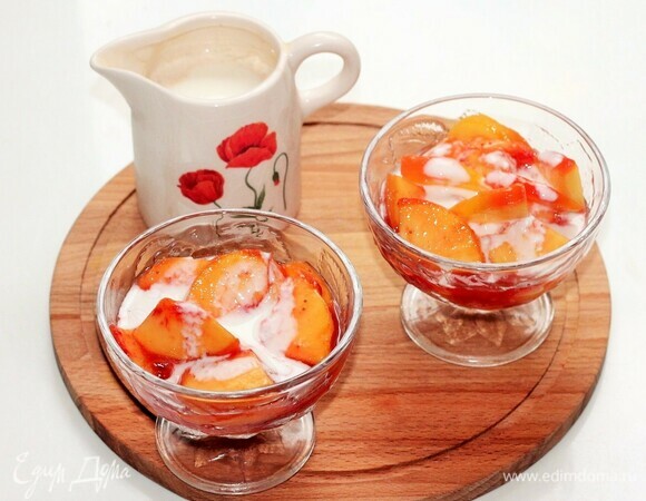 Поливаем сверху йогуртом и посыпаем слегка обжаренным дробленым миндалем.