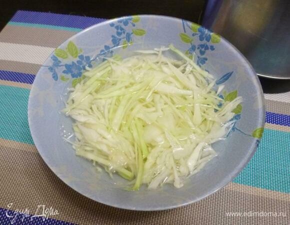 Для винегрета сварить картофель и свеклу, охладить их. Подготовить свежую капусту. Для этого ее мелко нарезать и залить кипятком. Оставить минут на 10. Капуста станет немного помягче. Затем откинуть ее на дуршлаг и отжать от влаги.