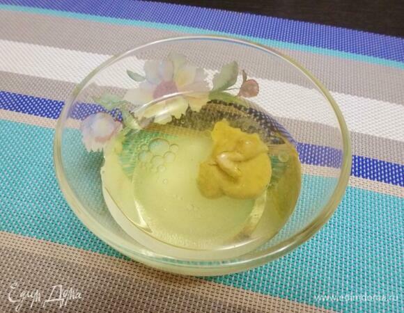 Смешать слабый уксус с сахаром, горчицей и нерафинированным растительным маслом. Столовый уксус обычно у нас 9%, но для заправки винегрета его нужно развести водой. Используйте 4–5% уксус.