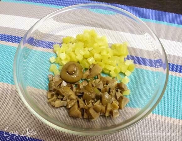 Соленые огурцы очистить от шкурки и нарезать на кубики. Маринованные грибы (у меня моховики) нарезать небольшими кусочками.