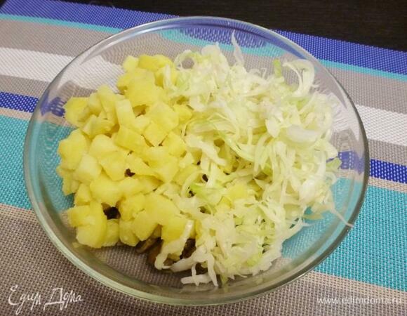 Вареный картофель нарезать кубиками. Соединить все в миске, добавить отжатую от влаги капусту.