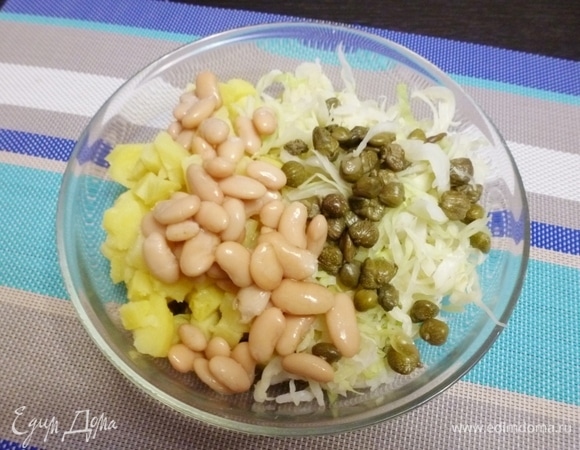 Добавить фасоль и каперсы. Фасоль у меня консервированная.