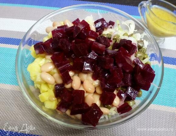 Вареную свеклу нарезать кубиками и добавить в салатник к другим овощам. Полить салат заправкой и перемешать. Можно поперчить по вкусу.