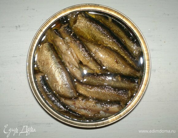Открыть банку со шпротами. Выложить необходимое количество рыбы на бумажное полотенце.