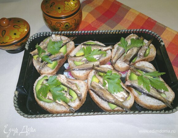 Тосты со шпротами и авокадо готовы. Украсить их зеленью петрушки и подать к столу. Угощайтесь! Приятного аппетита!