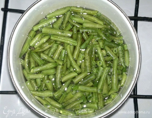 Замороженную стручковую фасоль отварить в кипящей подсоленной воде в течение 2–3 мин.