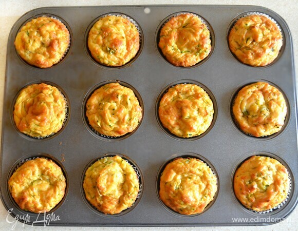 Выпекайте маффины в разогретой до 180°C духовке 30–35 мин. Готовность проверяйте деревянной шпажкой.