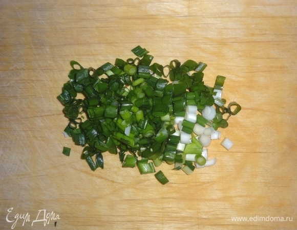 Зеленый лук вымыть, обсушить, мелко нарезать.