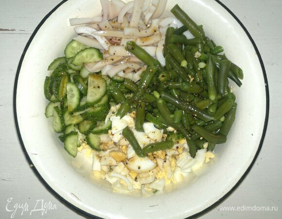 Подготовленные продукты положить в миску, полить заправкой, перемешать.