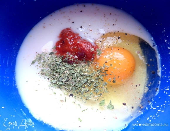 Добавить приправы и томатную пасту или соус.