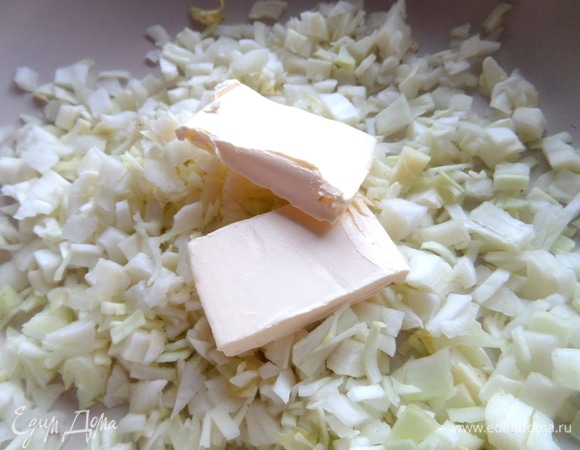 Всыпать в сковороду со сливочным маслом.