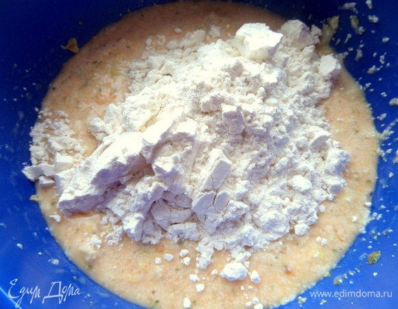 Всыпать муку с разрыхлителем.