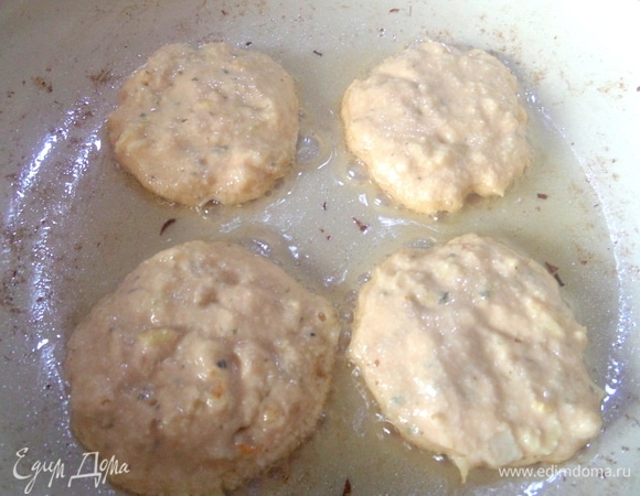 В разогретое растительное масло перенести по ложке теста.