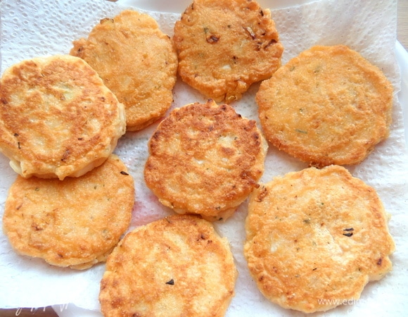 Перенести готовые оладьи на салфетку.