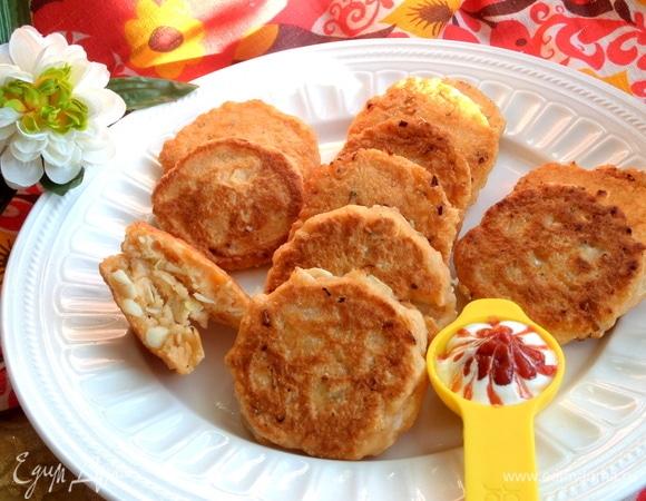 Подаем теплыми со сметаной.