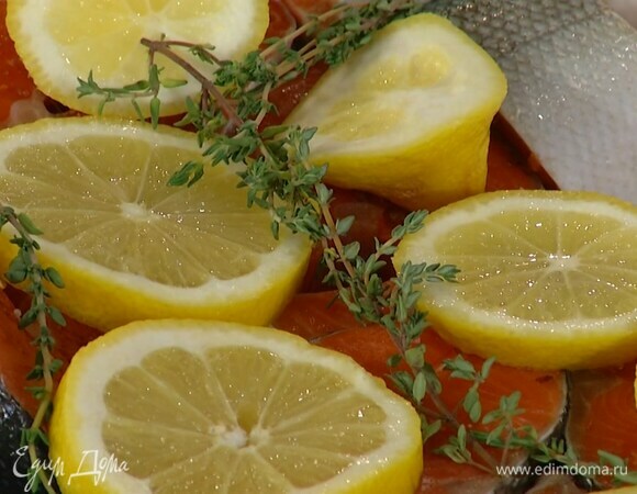 Стейки посолить, посыпать паприкой и уложить в форму для запекания, сверху разложить дольки лимона и веточки тимьяна.