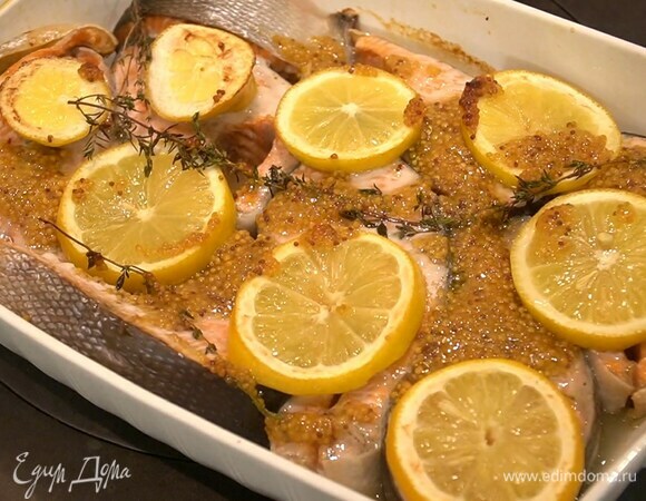 Рыбу смазать сверху заправкой и запекать в разогретой духовке 25 минут.