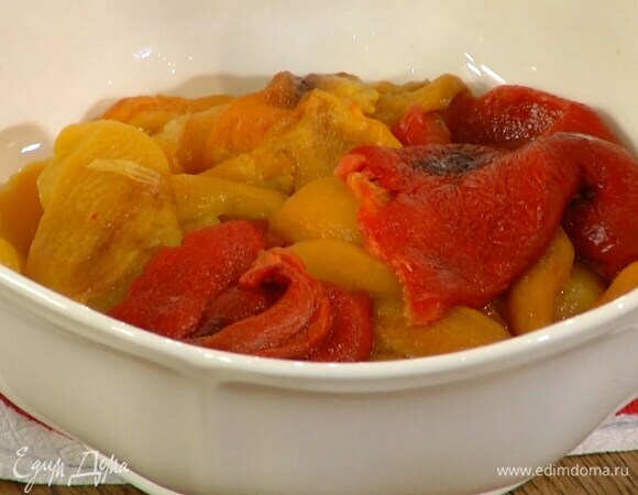 Сладкий перец уложить в жаропрочную форму и, периодически переворачивая, запекать 20 минут в разогретой духовке, затем поместить в пакет или кастрюлю с крышкой и дать пропотеть, очистить от кожицы, удалить плодоножки с семенами.