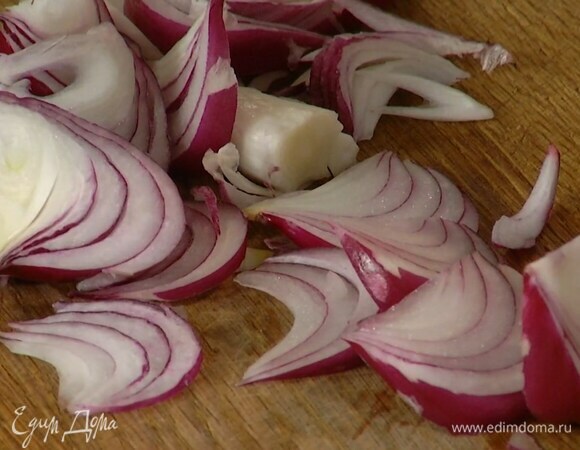 Лук почистить и нарезать тонкими дольками.