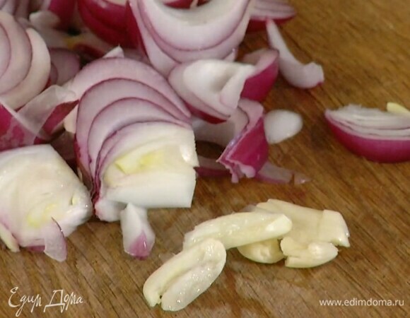 Чеснок почистить и раздавить плоской стороной ножа.