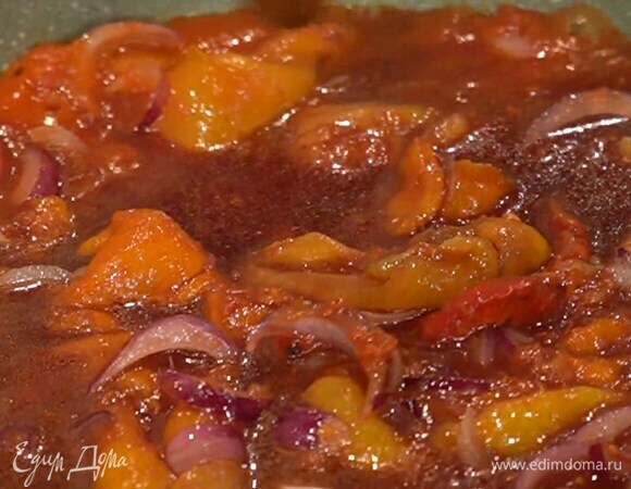 Консервированные помидоры отправить в сковороду с луком, все посолить и перемешать, затем добавить запеченный перец, влить вино и на сильном огне дать алкоголю выпариться.