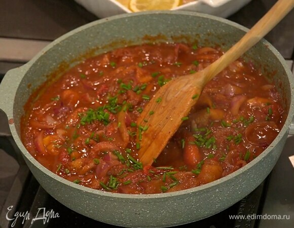 Шнитт-лук мелко порубить и посыпать готовые овощи.