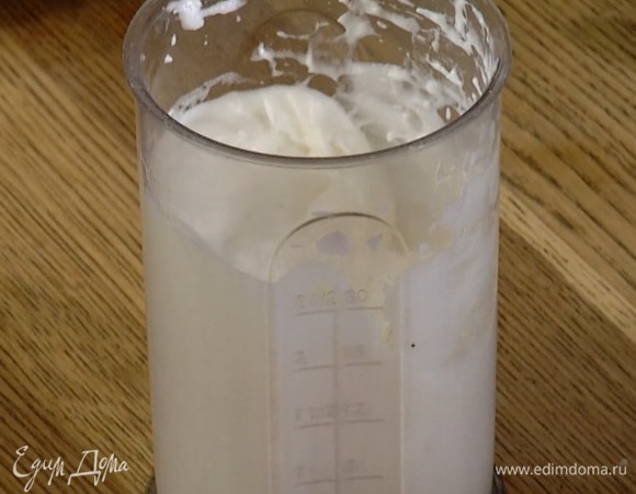 Белки с солью взбить блендером с насадкой-венчиком в крепкую пену, затем добавить 1 ст. ложку сахара, ванильный экстракт и еще немного взбить.
