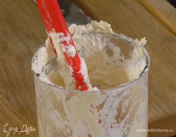 Во взбитое масло с мукой добавить часть белков и взбить блендером с насадкой-венчиком, затем ввести оставшиеся белки и вымешать лопаткой.