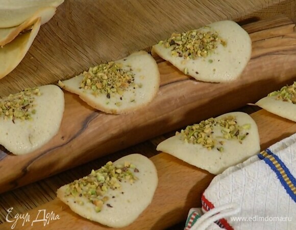 Горячее печенье выложить на скалку и дать ему полностью остыть.