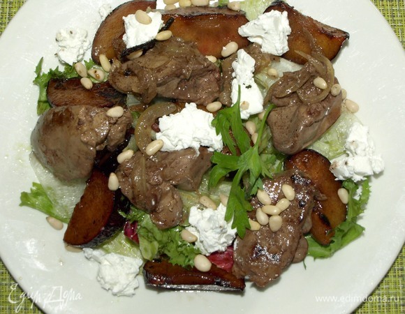 Добавляем фету и кедровые орехи. Салат готов!