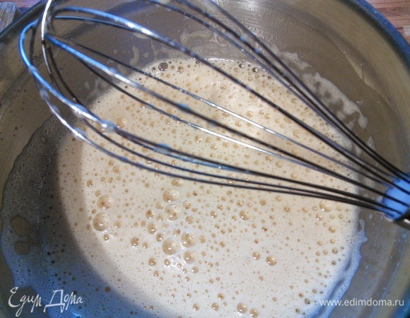 Разогреть духовку до 200°C. Взбить яйца (комнатной температуры!) с сахарной пудрой и солью около пяти минут ручным миксером до консистенции густой плотной пены. Муку смешать с крахмалом, просеять через сито над яичной пеной и аккуратно, но активно вмешать лопаточкой в тесто. Проверить, чтобы не было комочков и мест, где собралась одна мука.