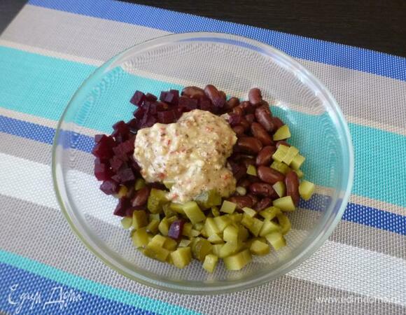 Заправить салат ореховой заправкой.