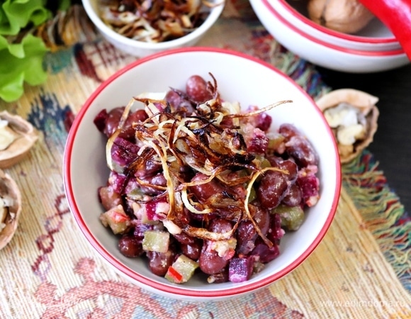 При подаче салат посыпать жареным луком. Приятного аппетита!