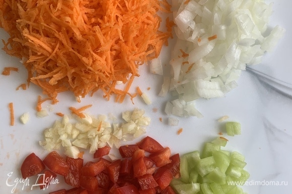 Морковь натереть, мелко порубить лук, чеснок, перец. Начинку посолить, поперчить. Специи добавляем по желанию.