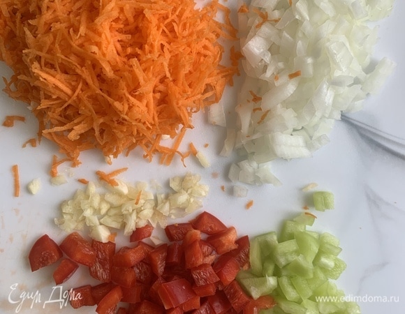 Морковь натереть, мелко порубить лук, чеснок, перец. Начинку посолить, поперчить. Специи добавляем по желанию.