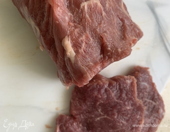 Мясо промыть и просушить. Нарезаем поперек волокон на кусочки толщиной примерно 1 см.