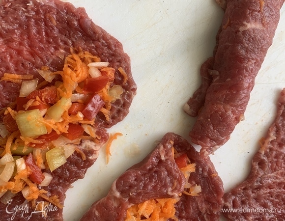 Отбиваем. Солим, перчим. На край выкладываем начинку и плотно сворачиваем рулетики.