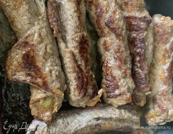 На сливочном масле обжариваем. Сначала укладываем швом вниз.