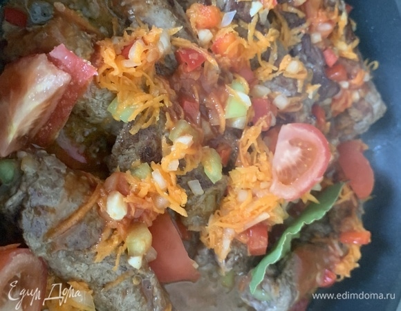 Добавляем оставшуюся начинку, заливаем томатной пастой (чуть разбавить водой). Добавляем лавровый лист и тушим 40 минут на медленном огне. Затем — помидор, готовим еще минут 15. Приятного аппетита!