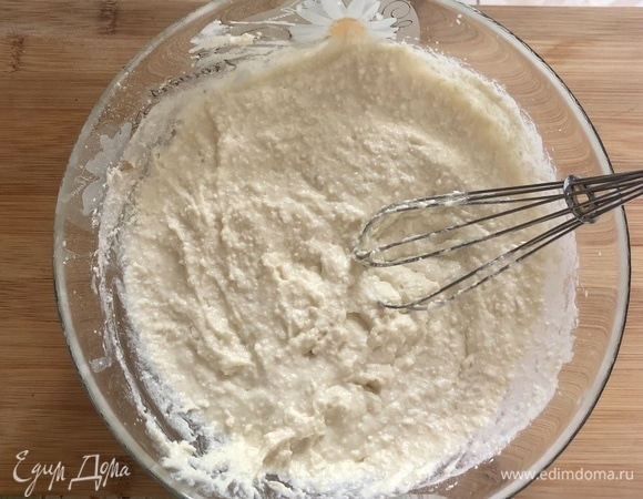 Постепенно всыпать муку и замешивать тесто.