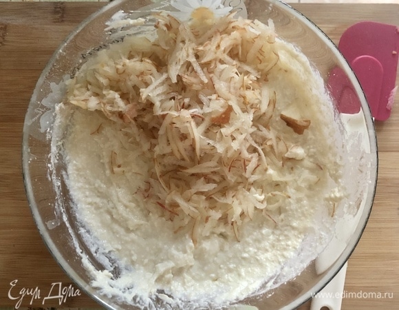 Грушу натереть на крупной терке, добавить в тесто и перемешать.