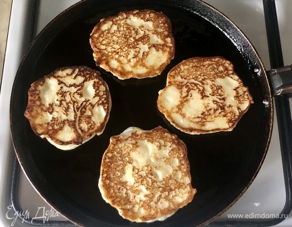 Оставить тесто отдохнуть на 5 минут. Разогреваем сковороду и жарим с двух сторон до золотистого цвета.